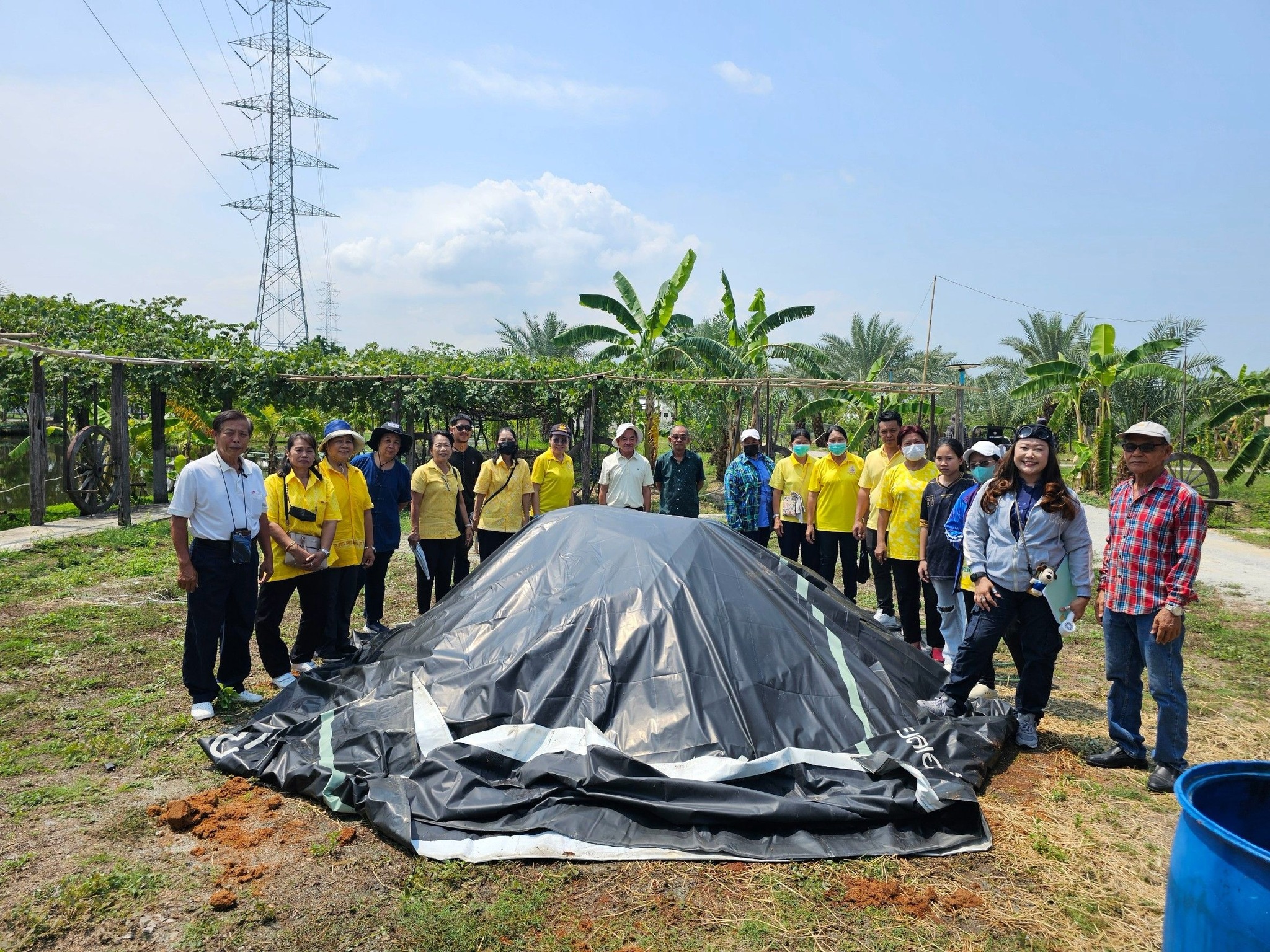 สำนักงานพัฒนาชุมชนอำเภอเมืองชลบุรี ดำเนินโครงการพัฒนาหมู่บ้านเศรษฐกิจพอเพียง กิจกรรมย่อย พัฒนาศูนย์เรียนรู้การพัฒนาคุณภาพชีวิตตามหลักทฤษฎีใหม่ประยุกต์สู่ ”โคก หนอง นา“